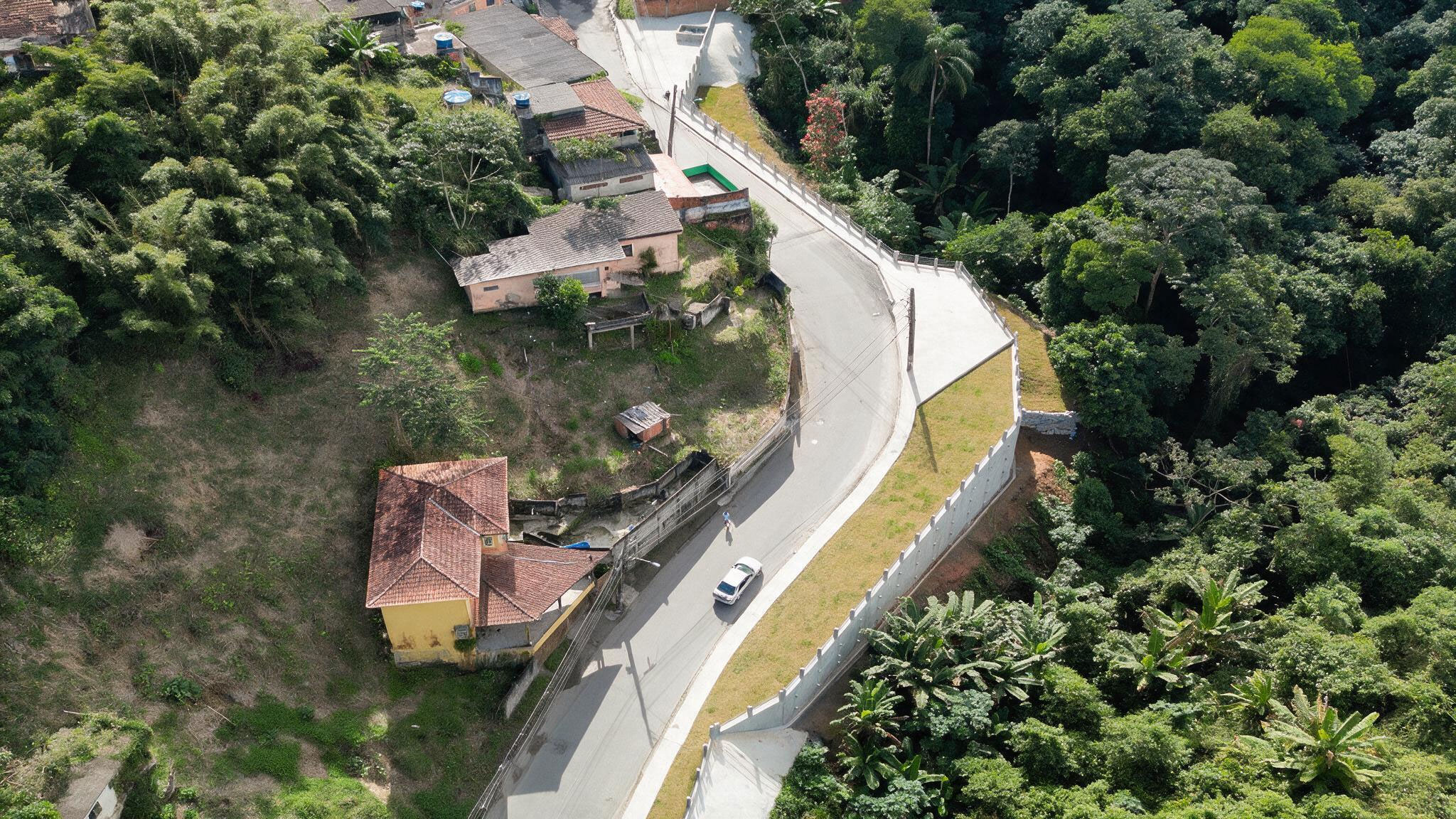 img-projeto-estabilizacao-de-encostas-bairro-do-caramujo-niteroi-02-website-geomecanica-01a