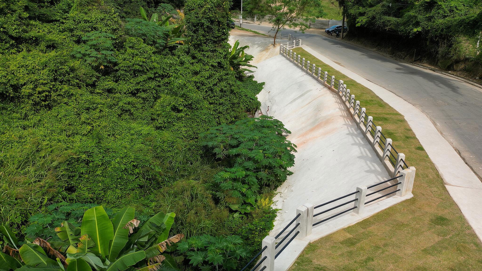 img-projeto-estabilizacao-de-encostas-bairro-do-caramujo-niteroi-03-website-geomecanica-01a