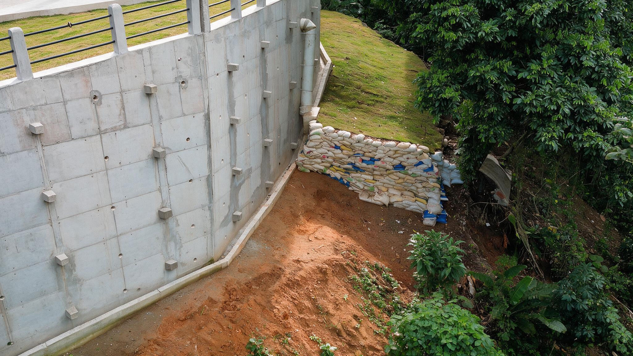 img-projeto-estabilizacao-de-encostas-bairro-do-caramujo-niteroi-07-website-geomecanica-01a