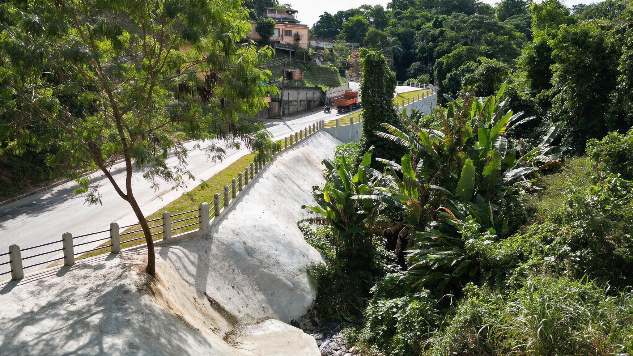 img-projeto-estabilizacao-de-encostas-bairro-do-caramujo-niteroi-11-website-geomecanica-01a