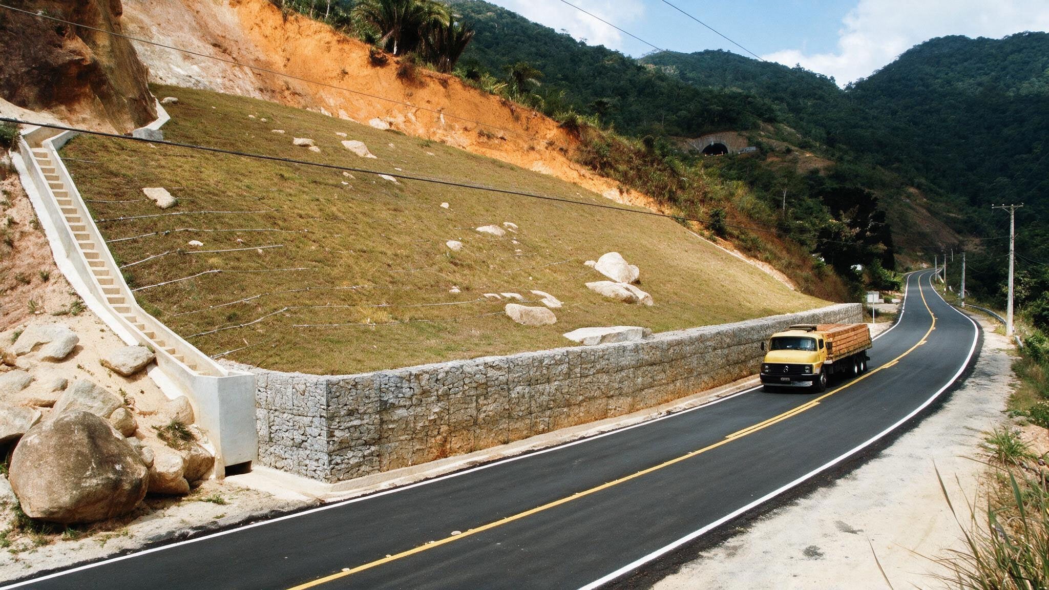 img-projeto-estabilizacao-de-encostas-e-pavimentacao-mury-01-website-geomecanica-01a