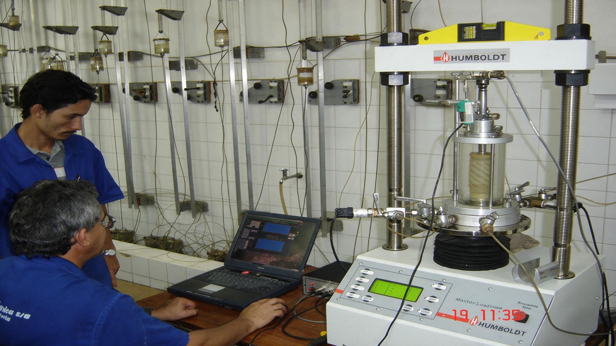 img-projeto-investigacoes-geotecnicas-e-instrumentacao-laboratorio-02-website-geomecanica-01a